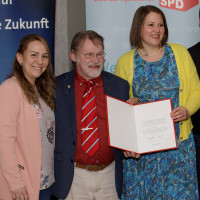 Von links: Susanne Nichtwitz-Bauer, Fred Wiegand mit Ehrenurkunde, Carolin Wagner(MdB)
